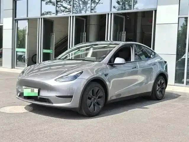 Tesla Model Y, 2024
